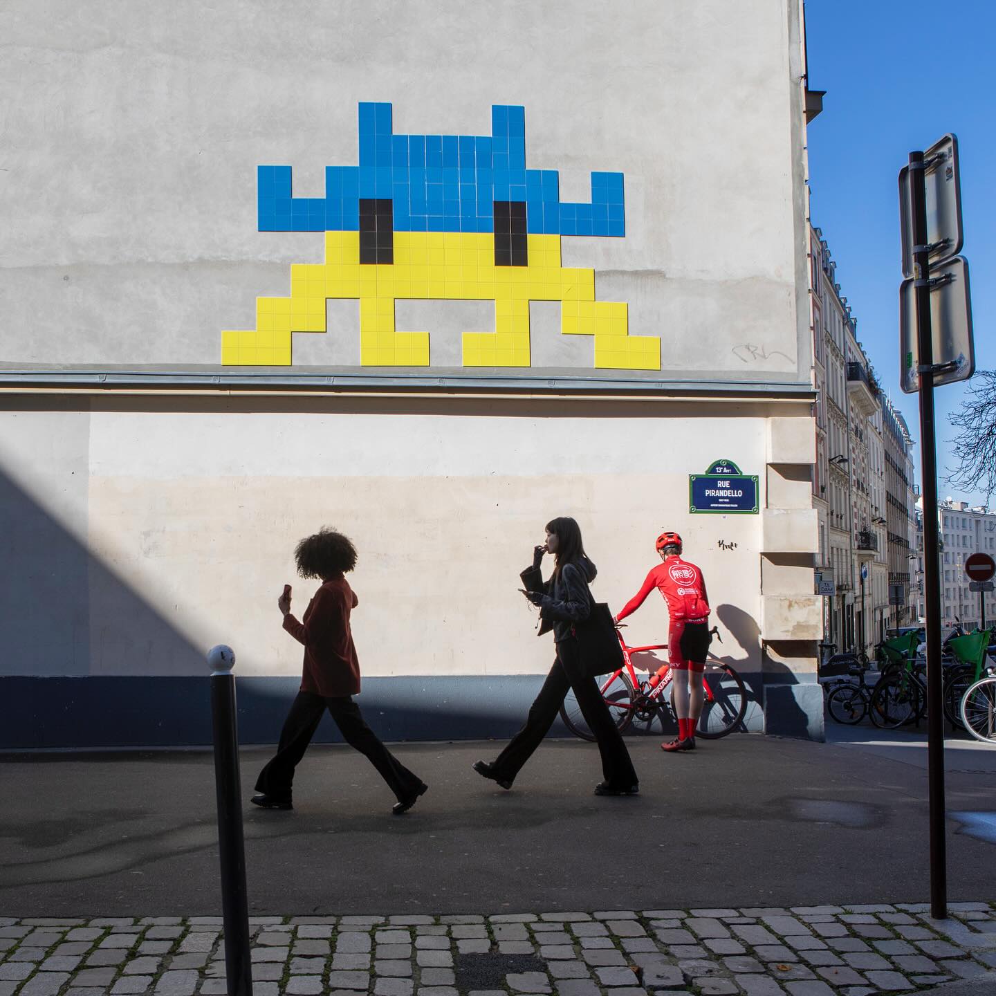 Two Men With a Ladder Stripped a Decade-Old Invader Mosaic Off a Greenpoint Wall in Under a Minute