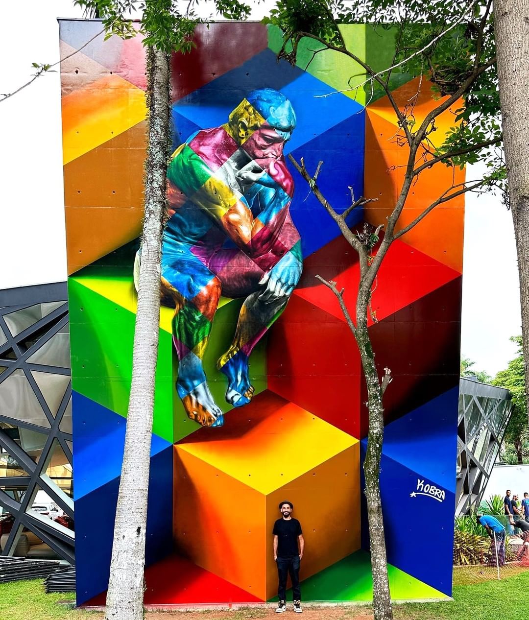 Street Art Legend Eduardo Kobra Paints Tribute to Workers on City Wall