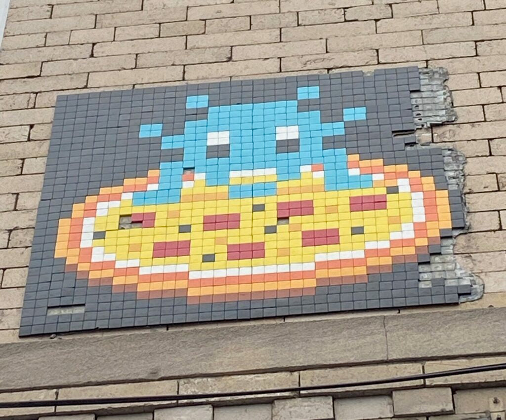 A Decade-Old Invader Mosaic Sat Above a Greenpoint Pizza Shop. Two Men With a Ladder Chipped It Apart Before Dawn.
